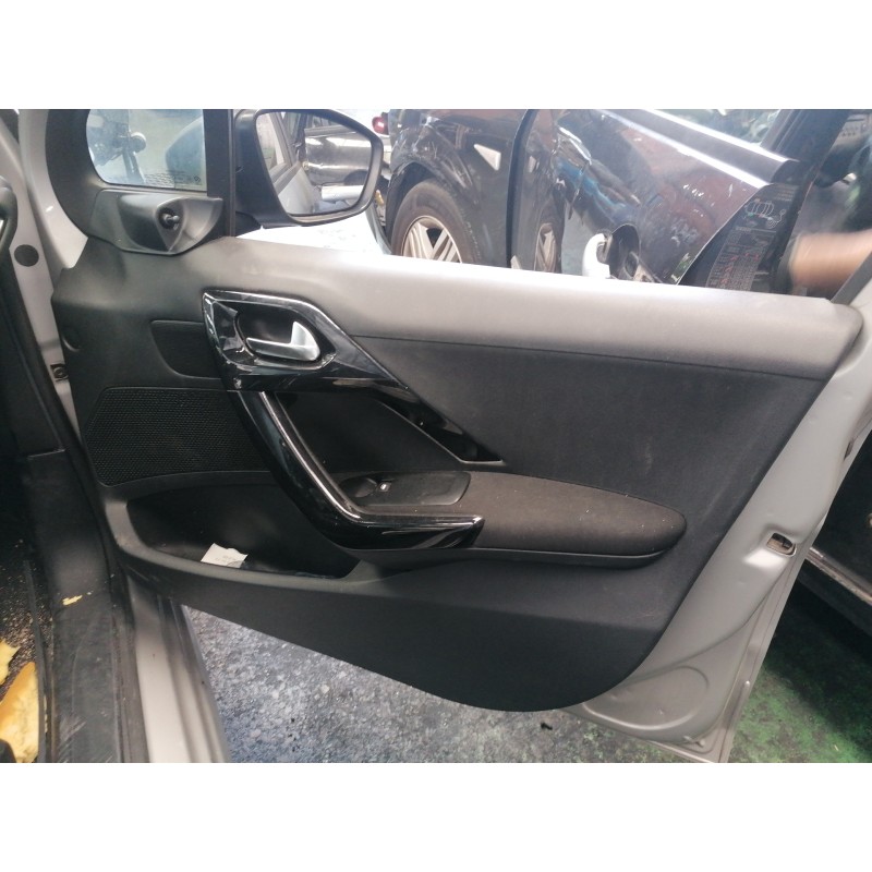 Recambio de guarnecido puerta delantera derecha para peugeot 208 8hr referencia OEM IAM   